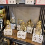 Luxury Golden Leaf Perpetual Desk Calendar – Decorative Metal Block Calendar for Home & Office Décor - Image 2